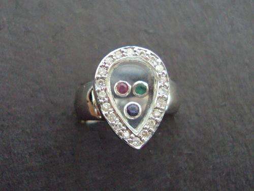 LADIES 18ct WHITE GOLD AND DIAMOND RING